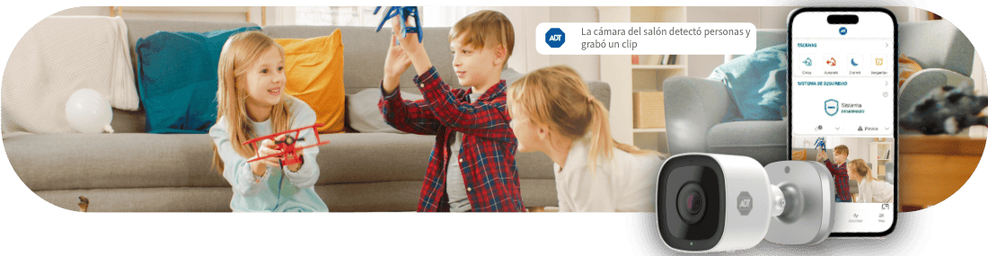 Familia en casa con cámara y app de ADT